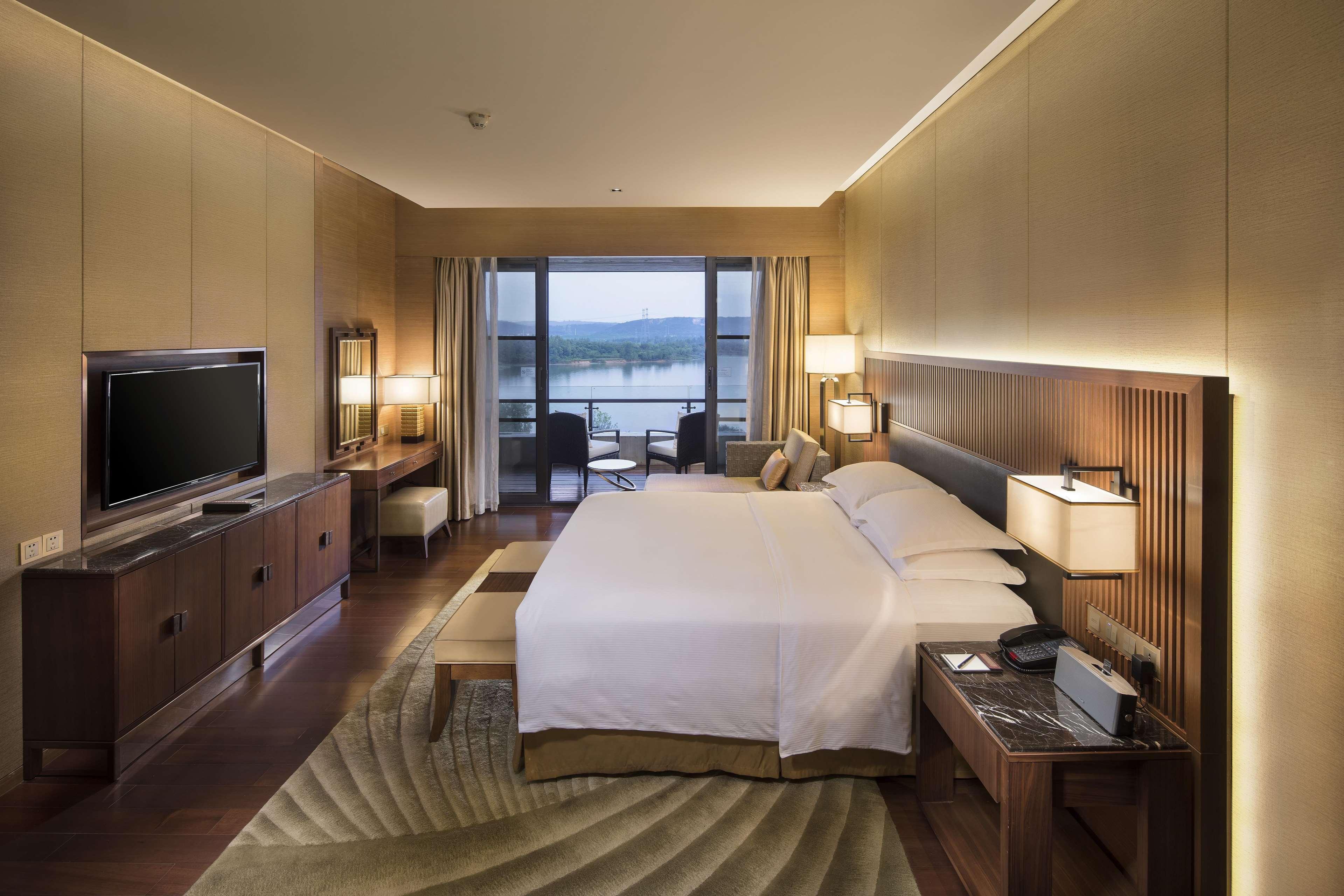 Hilton Wuhan Optics Valley Exterior photo