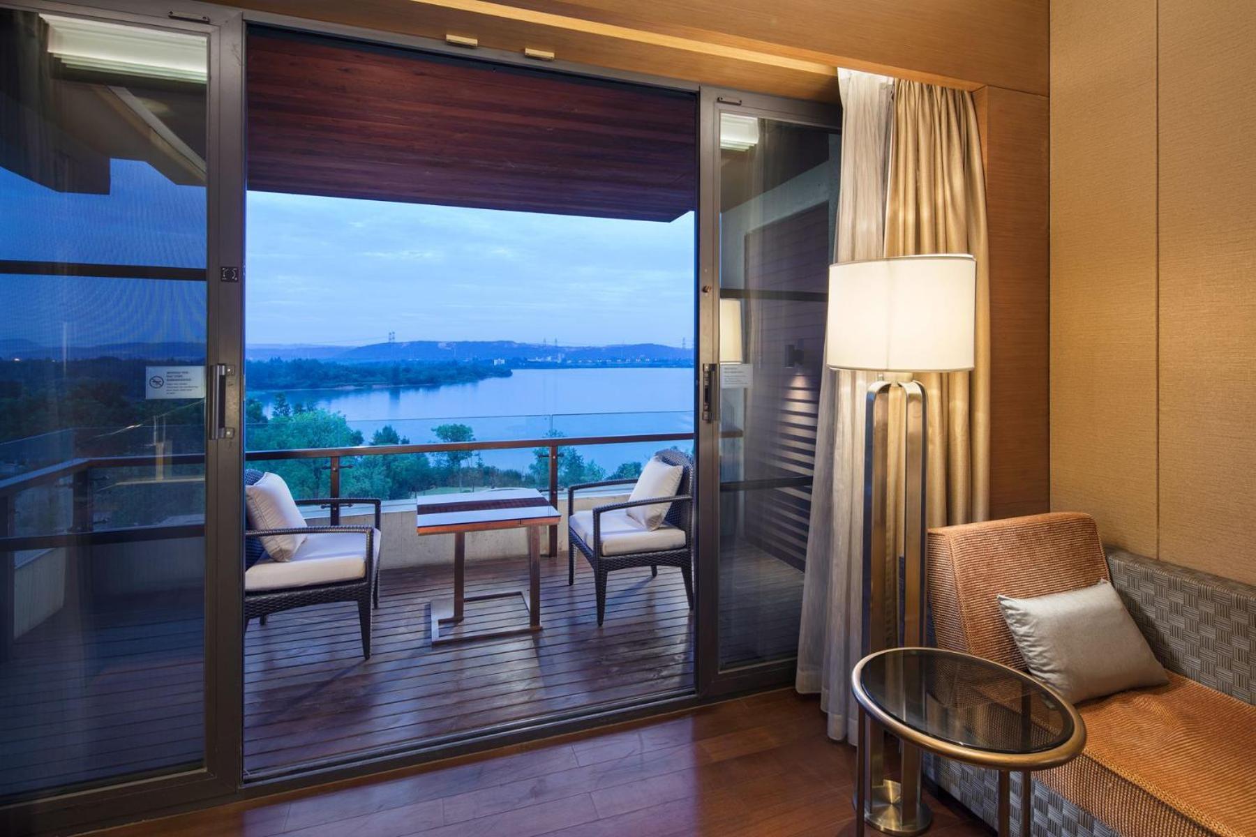 Hilton Wuhan Optics Valley Exterior photo