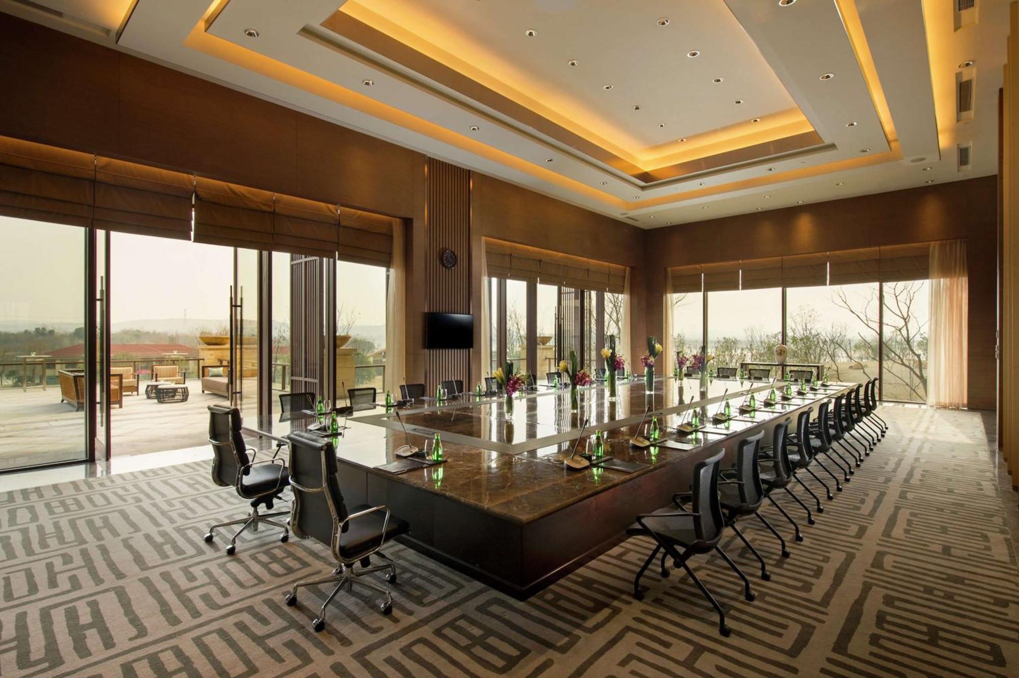 Hilton Wuhan Optics Valley Exterior photo