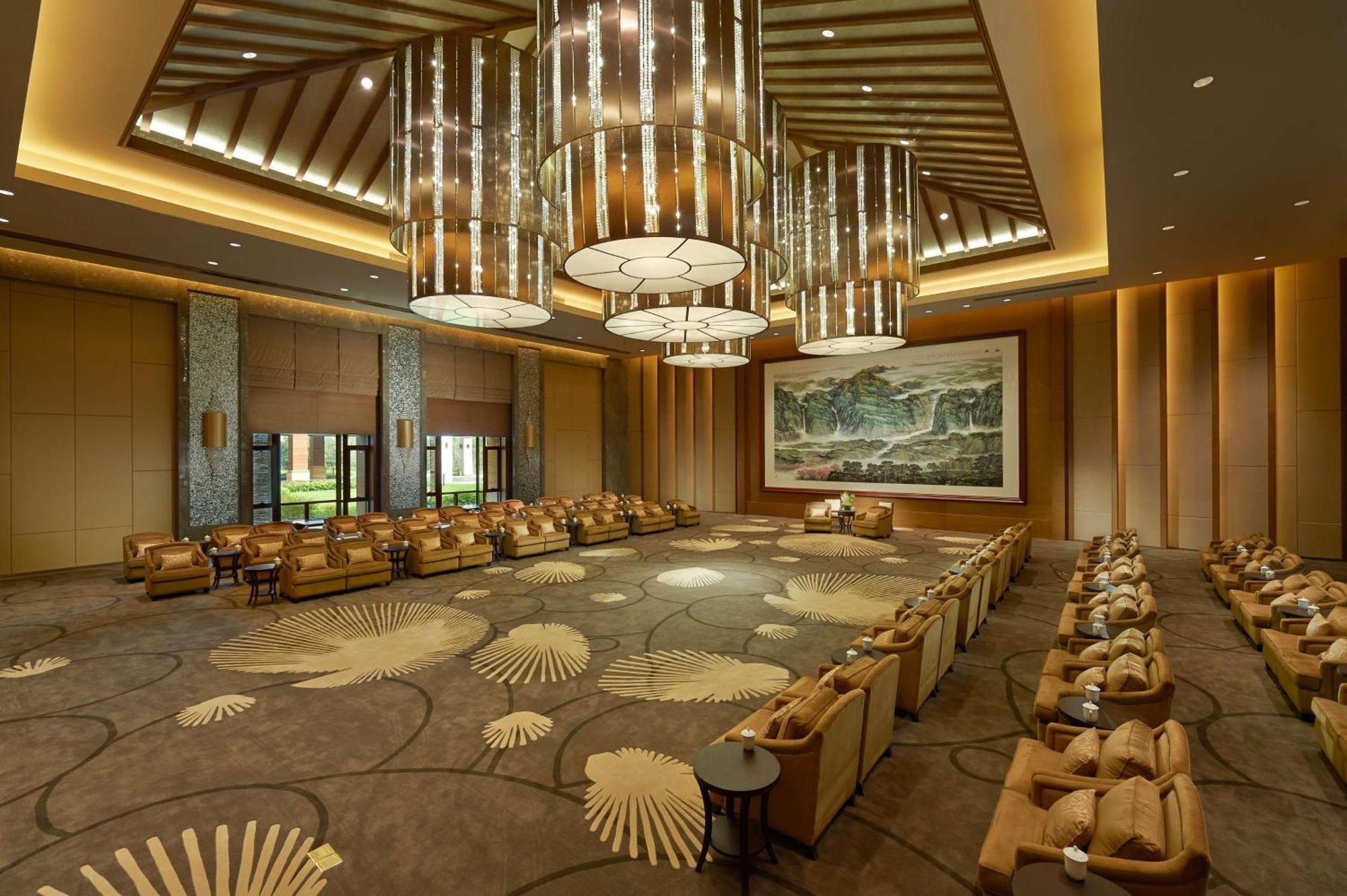 Hilton Wuhan Optics Valley Exterior photo